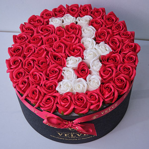 Aranjament Floral Etern personalizat cu litera J, in cutie rotunda neagra cu 55 trandafiri din sapun