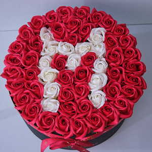 Aranjament Floral Etern personalizat cu litera M, in cutie rotunda neagra cu 55 trandafiri din sapun