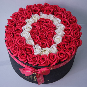 Aranjament Floral Etern personalizat cu litera O, in cutie rotunda neagra cu 55 trandafiri din sapun