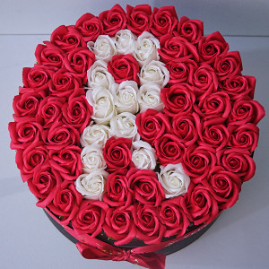 Aranjament Floral Etern personalizat cu litera R, in cutie rotunda neagra cu 55 trandafiri din sapun