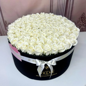 Aranjament floral gigant cu 101 trandafiri de sapun albi, in cutie premium cu panglica alba si felicitare personalizata, diametru 40 cm - Img 5