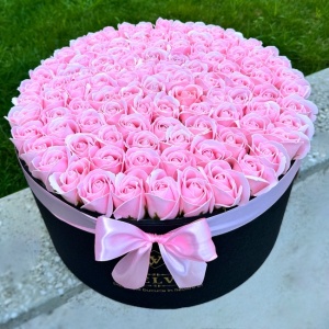 Aranjament floral 101 trandafiri de sapun, in cutie cadou cu felicitare personalizata, culoare roz , diametru 42cm