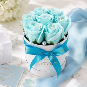Aranjament floral Glamour Double Color cu 7 trandafiri de sapun bicolor, in cutie rotunda, 16x11 cm, Bleu-Alb - Img 4