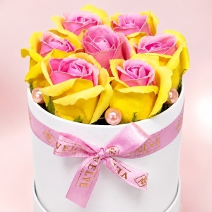 Aranjament floral Glamour Double Color cu 7 trandafiri de sapun bicolor, in cutie rotunda, 16x11 cm, Galben-Roz - Img 4