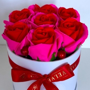 Aranjament floral Glamour Double Color, cutie rotunda cu 7 trandafiri sapun in doua culori, Fucsia-rosu - Img 2
