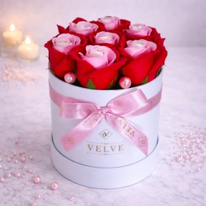 Aranjament floral Glamour Double Color, cutie rotunda cu 7 trandafiri sapun bicolor, Rosu-Roz pal