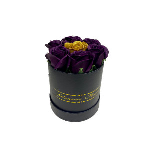 Aranjament floral Glamour Flower cutie rotunda neagra cu 7 trandafiri sapun Mov inchis