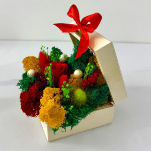 Aranjament floral Goodliness in punga cadou, cu trandafir criogenat, lagurus natural, licheni stabilizati, perle si broom, in cufar din lemn, cu funda, Rosu 2