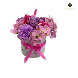 Aranjament floral in cutie alba rotunda cu trandafiri din sapun si alte accesorii, mov- roz- lila