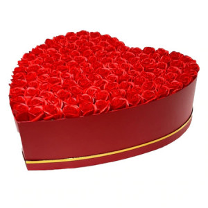 Aranjament floral cutie inima cu 101 trandafiri de sapun