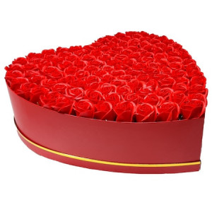 Aranjament floral cutie inima cu 135 trandafiri de sapun
