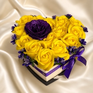 Aranjament floral in forma de inima Velvet Heart cu 15 trandafiri de sapun si accent cu sclipici, Galben - Mov - Img 2