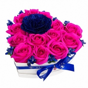 Aranjament floral in forma de inima Velvet Heart cu 15 trandafiri de sapun si accent cu sclipici, Fucsia - Albastru