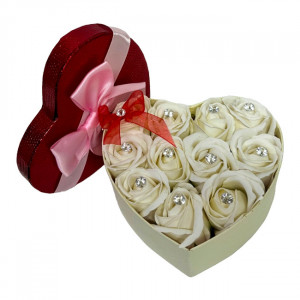 Aranjament floral Intimissimo, 11 trandafiri de sapun cu cristale artizanale, in cutie inima alb/rosu