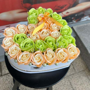 Aranjament floral Isaria din trandafiri de sapun, in doua nuante, verde-oranje