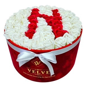 Aranjament floral litera cu 55 trandafiri de sapun in cutie rotunda catifea rosie, litera N