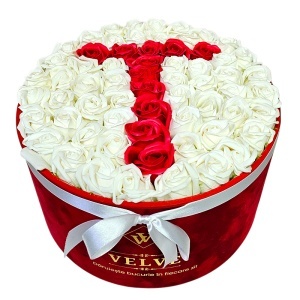 Aranjament floral litera cu 55 trandafiri de sapun in cutie rotunda catifea rosie, litera T