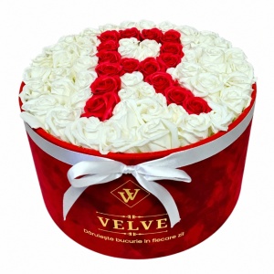 Aranjament floral litera cu 55 trandafiri de sapun in cutie rotunda catifea rosie, litera R