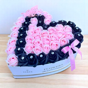 Aranjament floral Love Impact, cu 51 trandafiri din sapun in doua nuante si cristale decorative, cutie alba format inima, Roz/Negru - Img 4