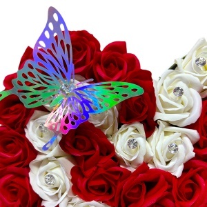 Aranjament floral Love Impact in cutie inima cu 41 trandafiri din sapun si cristale decorative, Rosu-Alb - Img 5