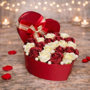 Aranjament floral Love, in cutie inima rosie, cu 21 trandafiri si accesorii decorative