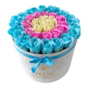 Aranjament Floral Majestic, cu trandafiri din sapun, albastru deschis, roz si alb unt, in cutie alba de catifea
