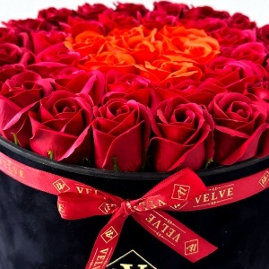 Aranjament Floral Majestic, cu trandafiri din sapun bordo, rosii si orange, in cutie neagra de catifea - Img 3