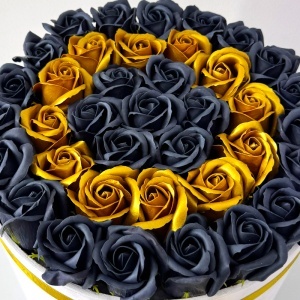 Aranjament Floral Majestic, cu trandafiri din sapun, negru si auriu, in cutie alba de catifea, cu mesaj "Happy Birthday" - Img 2