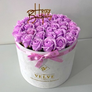 Aranjament Floral Majestic Lila, cu trandafiri din sapun, in cutie alba de catifea, cu mesaj "Happy Birthday" - Img 4