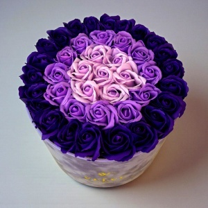 Aranjament Floral Majestic Purple, cu trandafiri din sapun, in cutie mov de catifea - Img 4