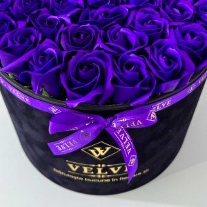 Aranjament Floral Majestic Purple, cu trandafiri din sapun, in cutie neagra de catifea - Img 2