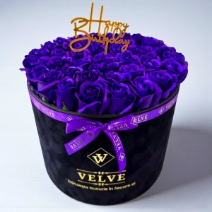 Aranjament Floral Majestic Purple, cu trandafiri din sapun, in cutie neagra de catifea, cu mesaj "Happy Birthday" - Img 4