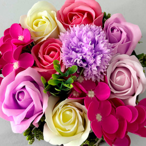 Aranjament floral in cutie rotunda grena, cu trandafiri, hortensie si garoafa de sapun, stamine artizanale si plante artificiale, Lila