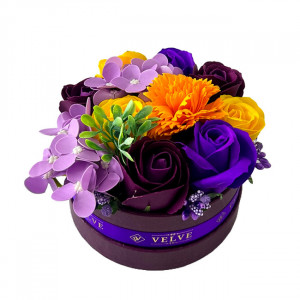 Aranjament floral in cutie rotunda grena, cu trandafiri, hortensie si garoafa de sapun, stamine artizanale si plante artificiale, Portocaliu