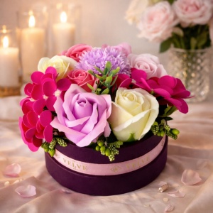 Aranjament floral Olla in cutie rotunda grena, cu trandafiri, hortensie si garoafa de sapun, stamine si plante artizanale, Lila