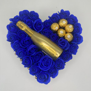 Aranjament floral Opulence, cutie inima cu trandafiri de sapun albastri si Prosecco Bottega Gold si praline Ferrero Rocher