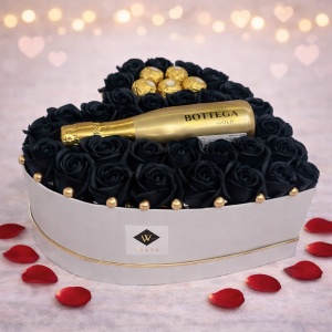 Aranjament floral Opulence, cutie inima cu trandafiri de sapun negri si Prosecco Bottega Gold si praline Ferrero Rocher
