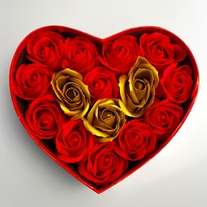 Aranjament floral Passion Gold cutie inima cu 15 trandafiri de sapun, Auriu-Rosu - Img 3