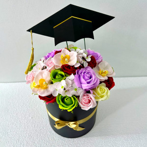 Aranjament floral pentru absolvire, in cutie rotunda cu trandafiri, orhidee si hortensiide sapun, ø 19cm, Lila - Img 3