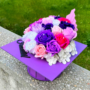 Aranjament floral pentru absolvire, in cutie in forma de toca cu flori de sapun si garoafe , 26x26x13cm, Mov