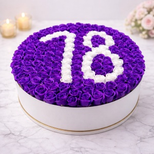 Aranjament floral personalizat cu cifra 18 in cutie rotunda alba cu 75 trandafiri de sapun mov