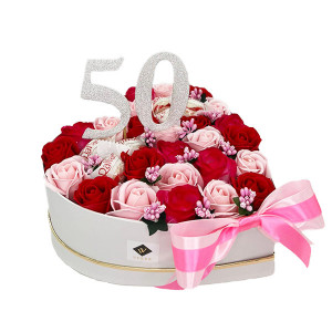 Aranjament floral personalizat cu cifre, cutie alba in forma de inima cu trandafiri de sapun, 6