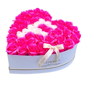 Aranjament floral personalizat cu litera, cutie inima alba cu 55 trandafiri de sapun, Fucsia-Alb