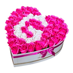 Aranjament floral personalizat cu litera, cutie inima alba cu 55 trandafiri de sapun, Fucsia-Alb - Img 5