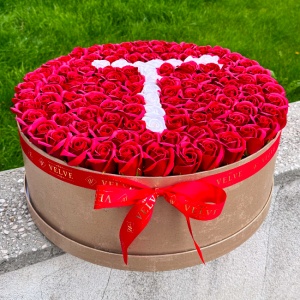 Aranjament floral personalizat cu litera, cutie rotunda aurie cu 101 trandafiri de sapun, Rosu
