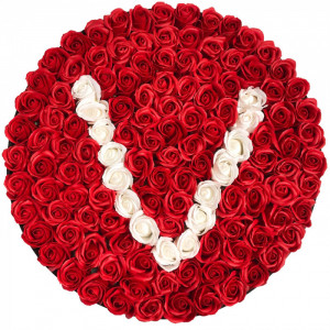 Aranjament floral personalizat cu litera, cutie rotunda neagra cu 125 trandafiri de sapun, V