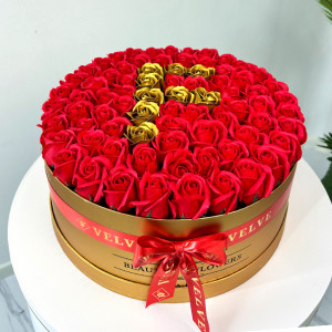 Aranjament floral personalizat cu litera F, in cutie rotunda aurie cu 55 trandafiri de sapun - Img 3