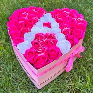 Aranjament floral personalizat cu litera, in cutie inima roz, 49 trandafiri de sapun, Fucsia-Alb cu sclipici