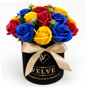 Aranjament floral premium in cutie de catifea neagra cu trandafiri de sapun Tricolor