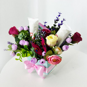 Aranjament floral Princess cu praline Raffaello si flori decorative, 25 cm - Img 3